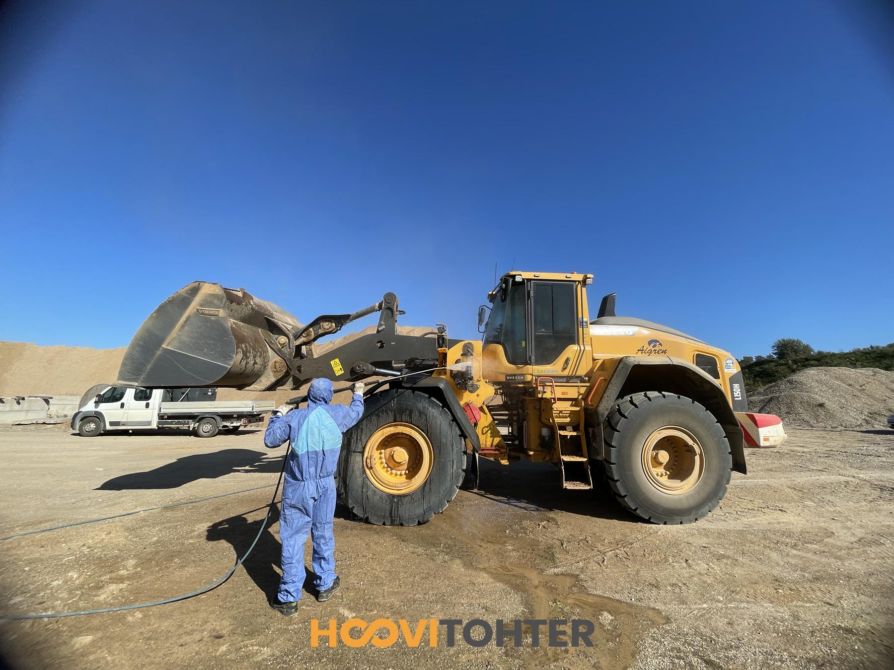 Laaduri mobiilne puhastamine mustusest survepesuga